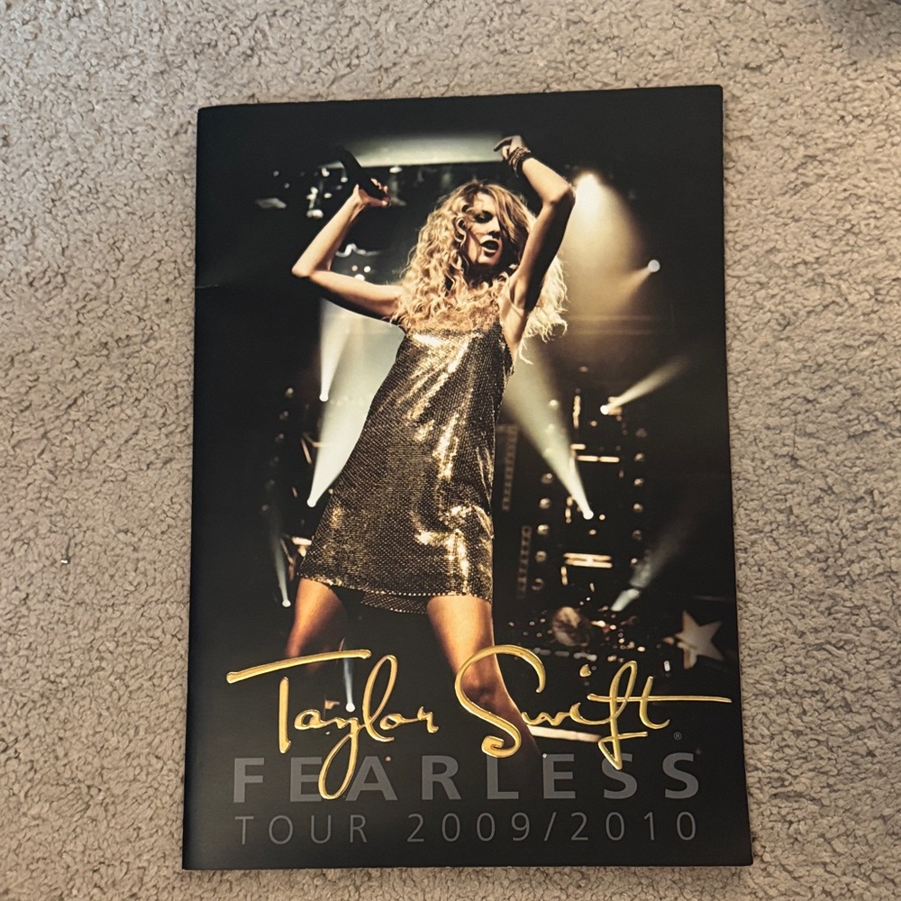 Taylor Swift Fearless tour book